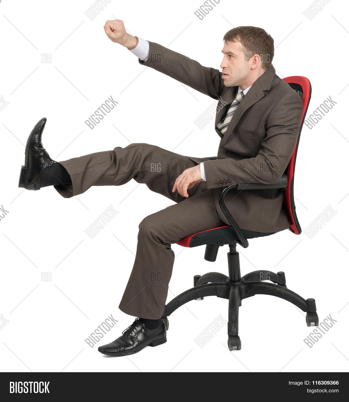 человек сидит на стуле вид сверху. человек в кресле. человек сидит на табуретке на планете. сидит в устойчивой позе на сту. сидящий турист фото.