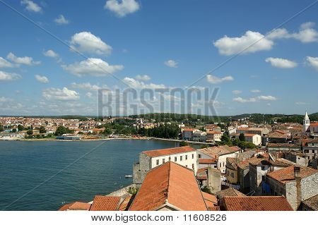 Os telhados da cidade em um dia ensolarado de Verão, Porec, Croácia