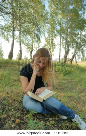 สาวอ่านหนังสือ