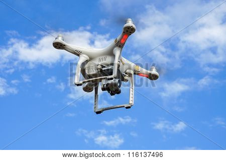 Drone quadrocopter Dji Phantom 3 Professional with high resolution digital camera (High quality 4K)