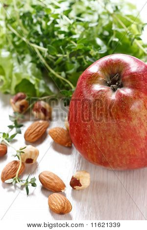 Apple, салат и орехи.