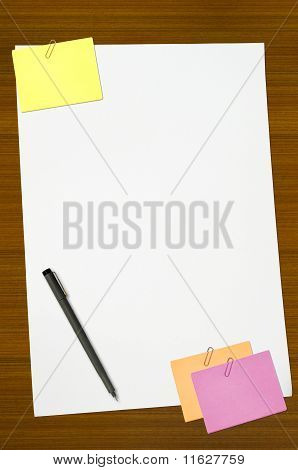 Nota color y papel en blanco blanco