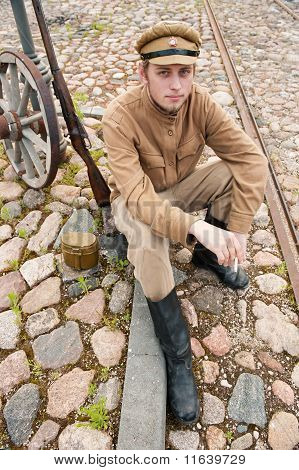 Retro stil billede med rygning soldat.
