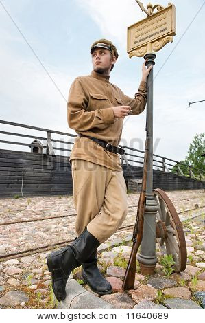 Retro stil billede med soldat ved sporvognsstoppestedet.