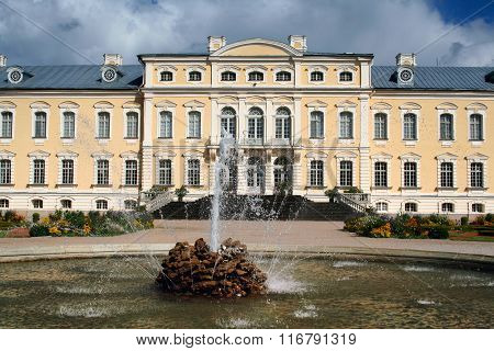 Rundale Palace fountain