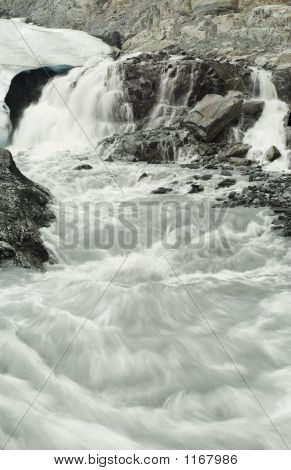 Flusso glaciale con cascata