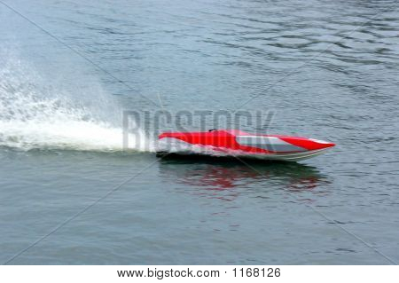 Bateau jouet rouge