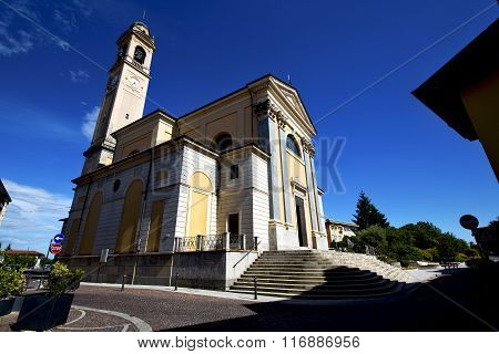 Italy  Lombardy     In  The Carnago       Church  Closed Brick   Step    Wall