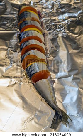 the fish laid by the lemon is ready to be pummeled. Mackerel cut into slices.