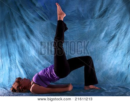 Mujer en una pierna puente Yoga Pose