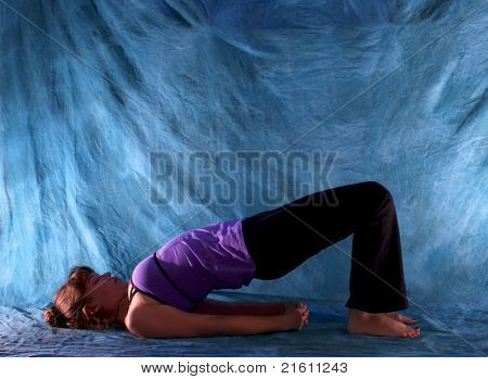 Mujer en Pose de Yoga puente