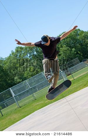 Dělat triky na jeho palubě skateboardista