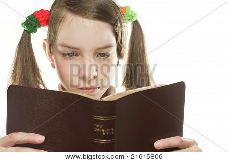 Teen dziewczyna czytanie Biblii