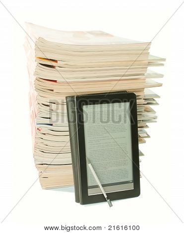 Livre électronique avec une pile de vieux journaux derrière sur fond blanc