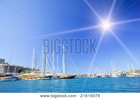 Amazing Yachts alla costa del Mar Egeo .bodrum città nella Turchia.
