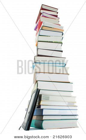 Grande pile de livres et lecteur E-book sur le fond blanc