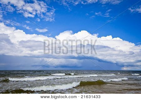 Ostsee-Landschaft mit bewölkten Himmel
