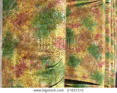 Zeilen der Batik-Tücher