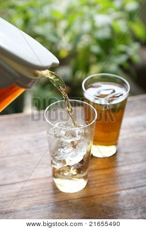 szolgálja mugicha, tea Japán hideg árpa