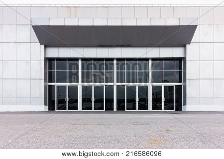 Front gate and modern facade whit aluminum panels.