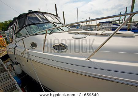 Motor barco amarrado en el puerto deportivo.