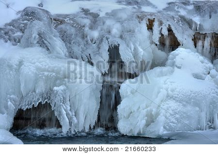 Chute d'eau glacée