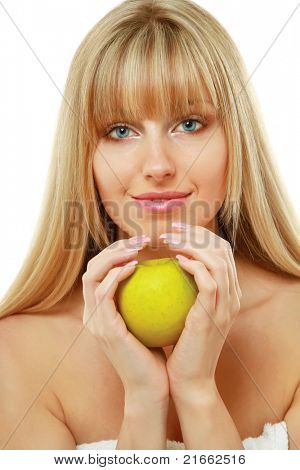 ภาพเหมือนของหญิงสาวสวยด้วยแอปเปิ้ลสีเขียวในมือเธอ - บนพื้นหลังสีขาว