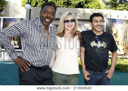 LOS ANGELES, CA - 06 luglio: Ernie Hudson; famiglia alla premiere di 'The Zookeeper' presso il Regency V
