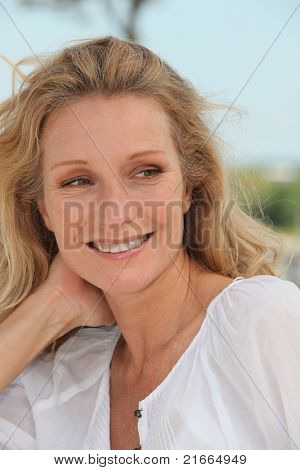 ผู้หญิงพักผ่อนบนแดดบางเบาไม่ห่วง