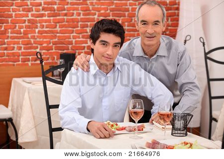 To generationer sidder i en restaurant