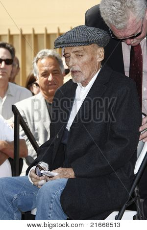 LOS ANGELES - március 26: Dennis Hopper egy ünnepségen, ahol a Dennis Hopper egy csillagot a Holly kap