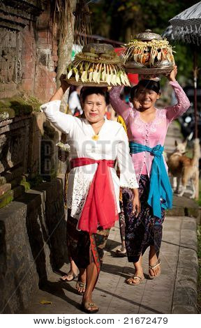 GIANYAR, BALI, INDONESIA - 21 maggio: Paesani non identificati portano doni agli dèi presso il Tem Balinese