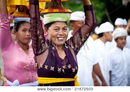 GIANYAR, BALI, INDONESIA - 21 maggio: Paesani non identificati portano doni agli dèi presso il Tem Balinese