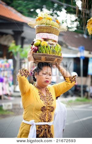 GIANYAR, BALI, INDONESIA - 21 maggio: Paesani non identificati portano doni agli dèi presso il Tem Balinese