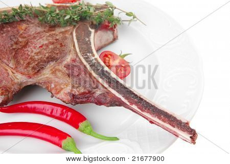 santoreggia: arrosto di manzo di ricambio rib su piatto bianco con posate Timo pepe e pomodoro isolato sopra whi