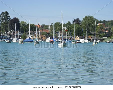 lodě v Starnberské jezero v bavorském Tutzingu Německo