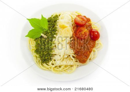 Italienske flag - pasta med grøn pesto, hvide parmesan og røde tomater / isoleret på hvid