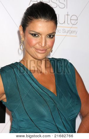 LOS ANGELES - 9 juli: Jennifer Gimenez anländer till den ansikte framåt 2: a årliga Gala för en ny börja