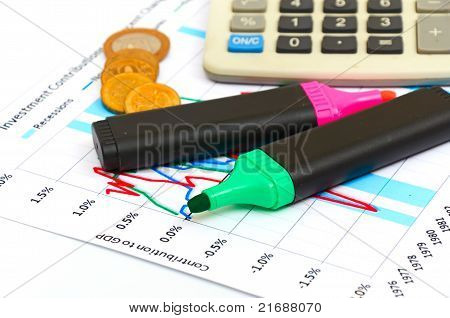 계산기, 동전과 펜 차트에 누워입니다.