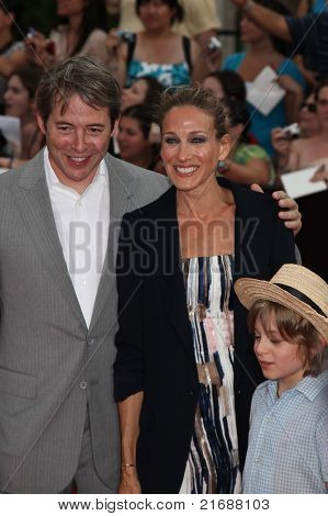 NEW YORK, NY - 11 กรกฎาคม: ก่อให้ (L-R) Matthew Broderick และ Sarah Jessica Parker เกิดกับลูกชายของเจมส์
