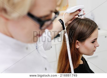 Trihoskopiya - is a method of hair examination using a special device - trihoskopa.