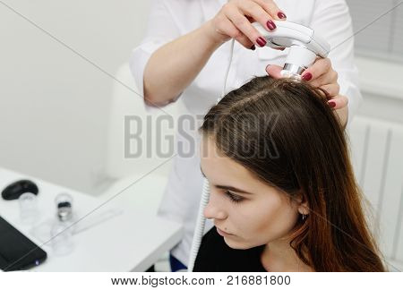 Trihoskopiya - is a method of hair examination using a special device - trihoskopa.