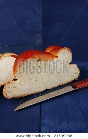 makea leipä: golden challah leikkaa yli sininen puinen levy