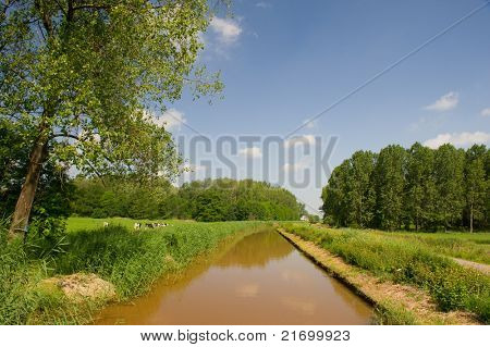 Paisagem holandesa com Rio Scheendijk em Breukelen
