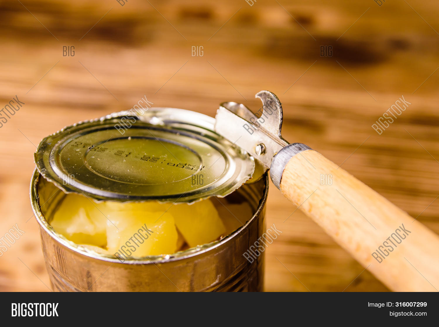 как открыть консервы без открывашки. как открыть банку ананасов открывалкой. нож для открывания консервных банок. как открыть банку с ананасами. как открыть банку с ананасами.