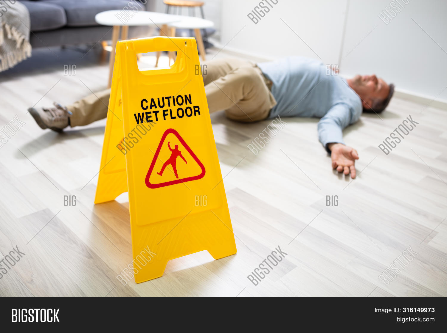 указатель мокрый пол. знак осторожно мокрый пол. знак «мокрый пол». желтые стены мокрые полы. мокрый пол во сне.