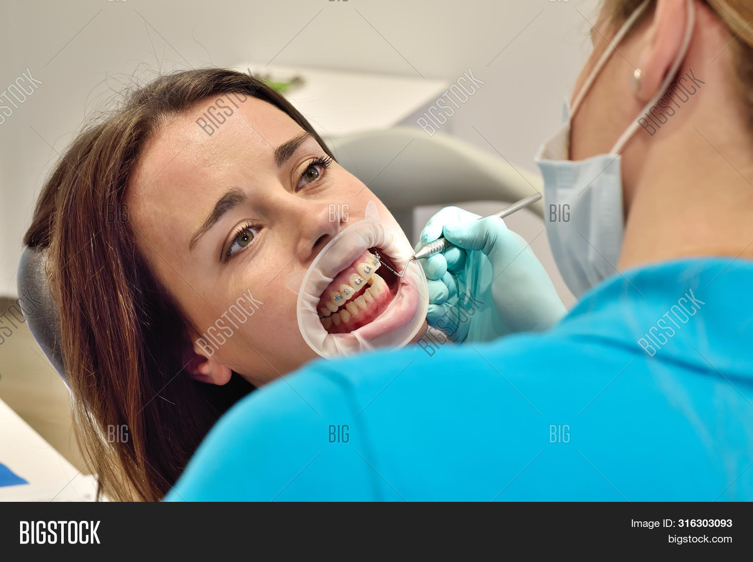 Зуб болит стоматология. Стоматолог. Можно идти к стоматологу с больным горлом. Стоматолог и пациент. Пациент боится стоматолога.