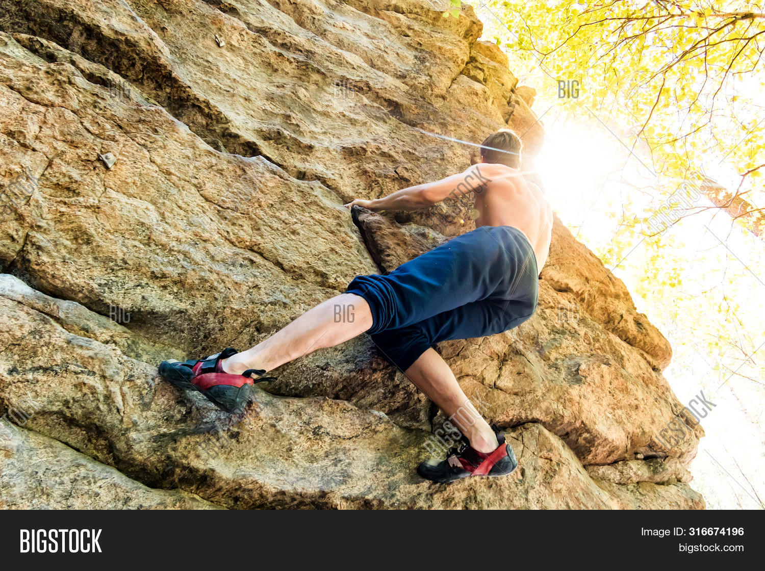Imagen y foto Rock Climber Climbs (prueba gratis) Bigstock Imagen y foto Rock Climber Climbs (prueba gratis) Bigstock