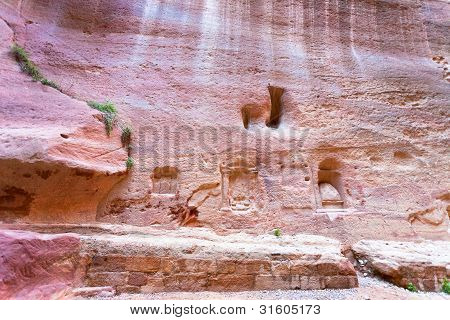 Nicchie, santuari e sculture a parete di Siq, Petra