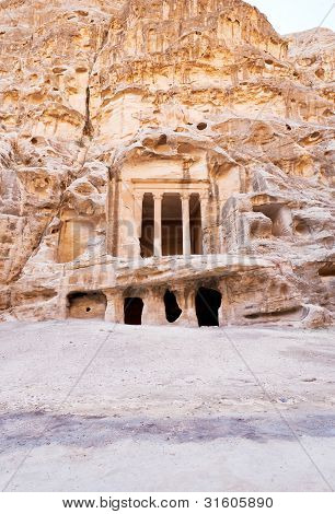 Antike Nabatean Tempel in kleine petra